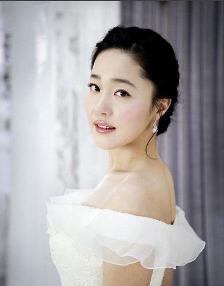Uhm Ji-won Actress Uhm Ji Won Gets Married to Architect Boyfriend