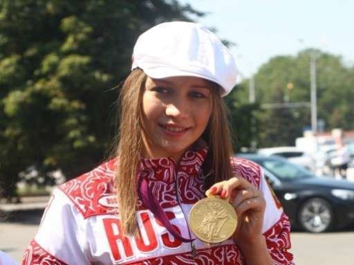 Uliana Donskova 1345112476OlimpiiyskayachempionkaUlyanaDonskovaKrasnayaploshadluchsheBigBenajpg