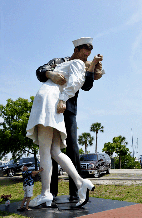 Unconditional Surrender (sculpture) Unconditional Surrender kissing sailor