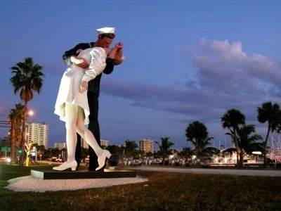 Unconditional Surrender (sculpture) Unconditional Surrender Statue on the Sarasota Bayfront Must See