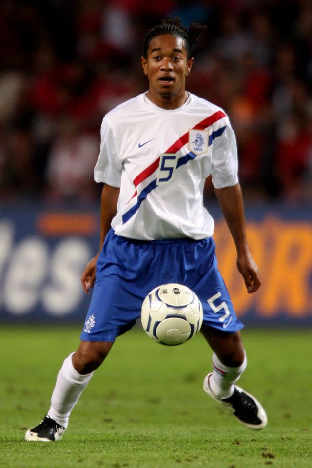 Urby Emanuelson Sheffield Wednesday in talks to sign former AC Milan defender Urby