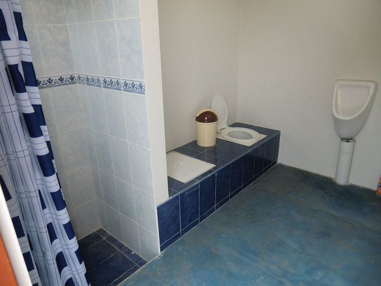 Urine-diverting dry toilet