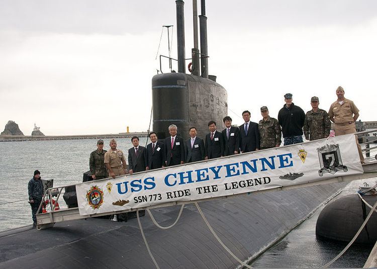 USS Cheyenne (SSN-773) FileHur Namsik the mayor of Busan South Korea and his