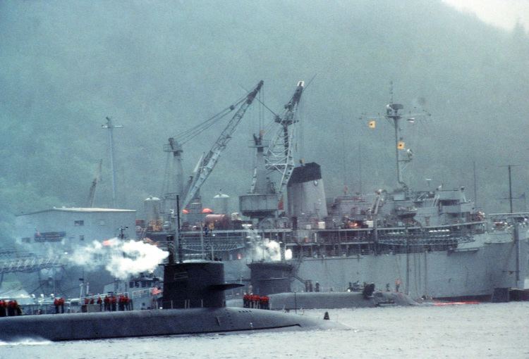 USS Hunley (AS-31) FileUSS Hunley AS31 Holy Loch 1981jpeg Wikimedia Commons