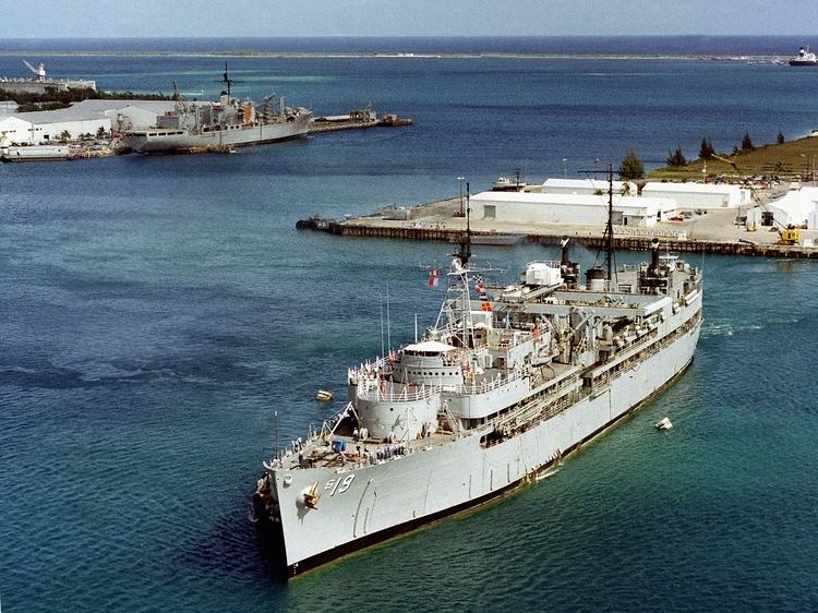 USS Proteus (AS-19) FileUSS Proteus AS19 with tug at Apra harbor 1983JPEG