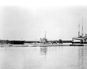 USS R-24 (SS-101) httpsuploadwikimediaorgwikipediacommonsthu