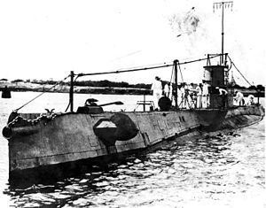 USS R-4 (SS-81) httpsuploadwikimediaorgwikipediacommonsthu