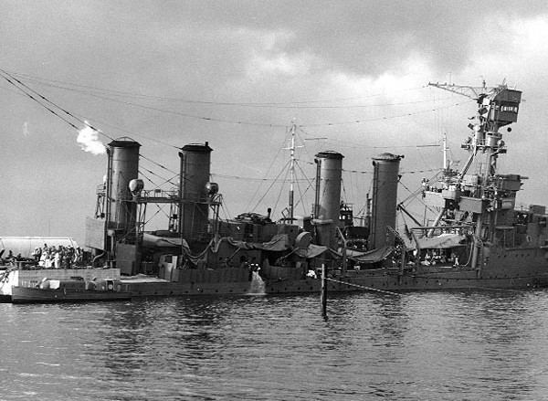 USS Raleigh (CL-7) FileUSS Raleigh CL7 stb side Pearl Harbor 1941jpg Wikimedia Commons