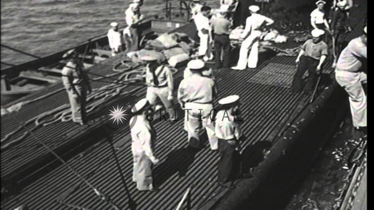 USS Trout (SS-202) USS Trout SS202 unloads a cargo of gold on USS Detroit CL8 at
