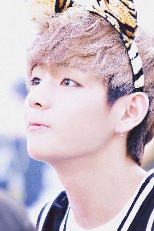 V (entertainer) 78 images about Kim Taehyung on Pinterest Aliens Boys and Kpop