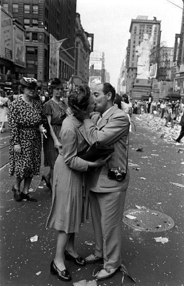 V-J Day in Times Square VJ Day Kiss in Times Square Go Behind the Lens of That Famous