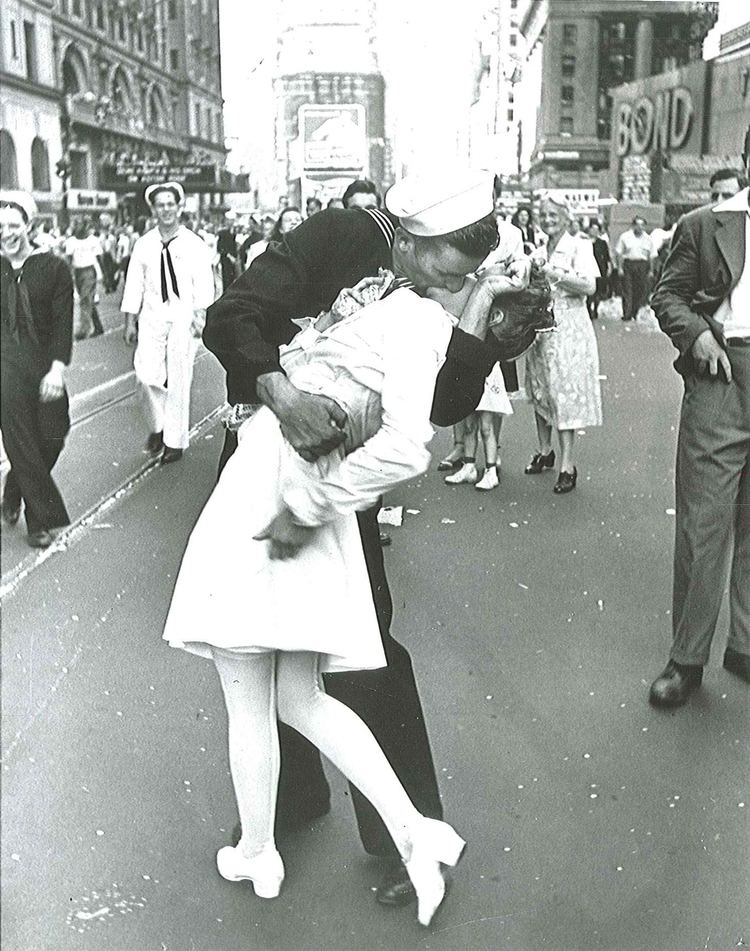V-J Day in Times Square Paddle8 39VJ Day39 Time Square New York City August 14 1945