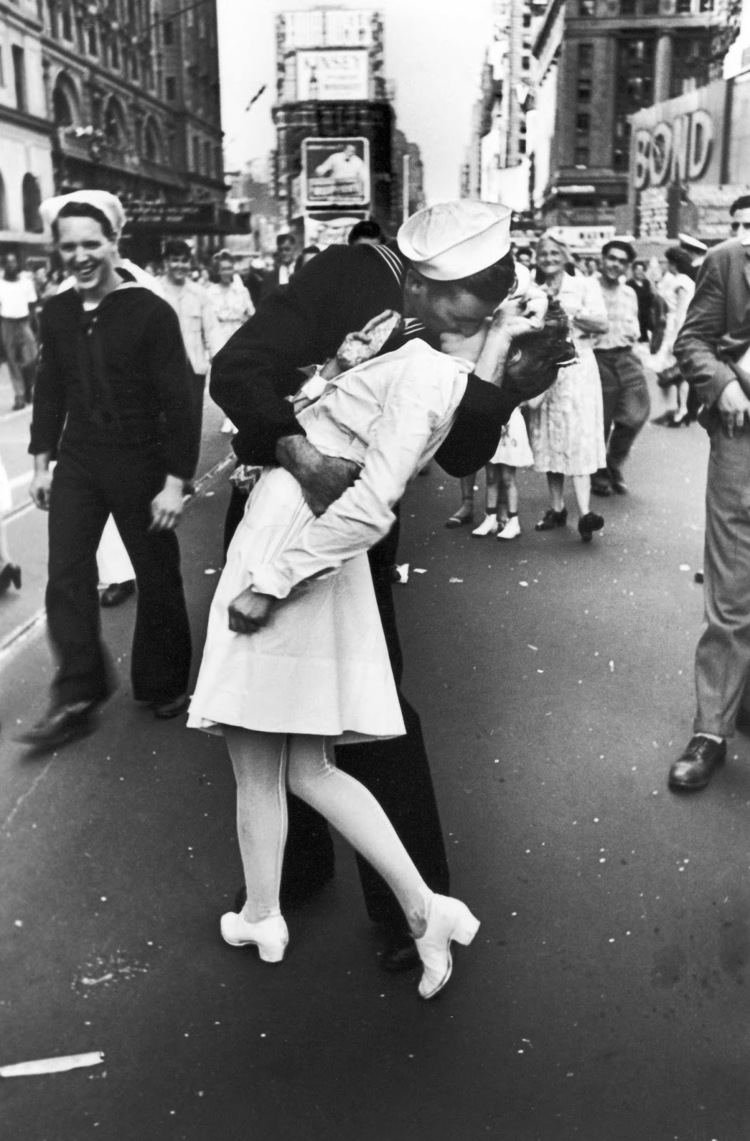 V-J Day in Times Square VJ Day kiss in Times Square 1945