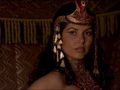 Vaitiare Hirshon as Sha'ren wearing a red and gold headdress and chocker in 1997 tv series, Stargate SG-1
