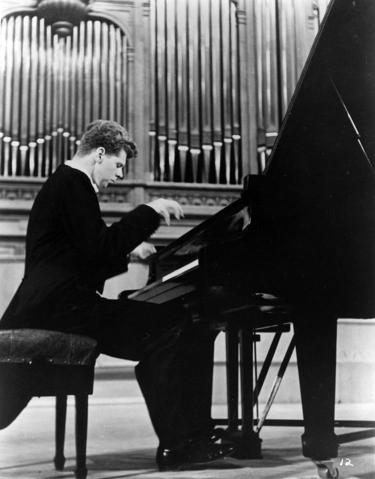Van Cliburn Van Cliburn noted pianist plays for the crowd 0228479