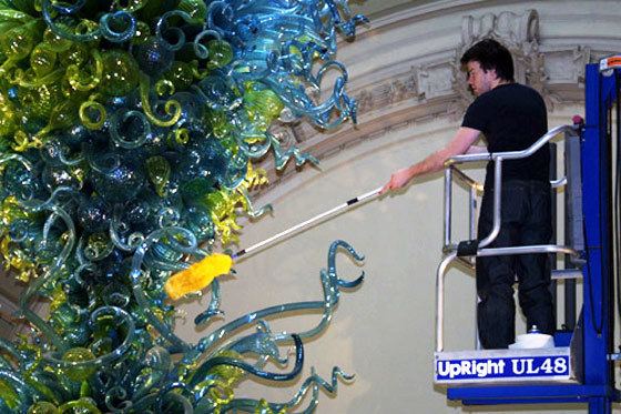 V&A Rotunda Chandelier Behind the Scenes Cleaning Dale Chihuly39s VampA Rotunda Chandelier
