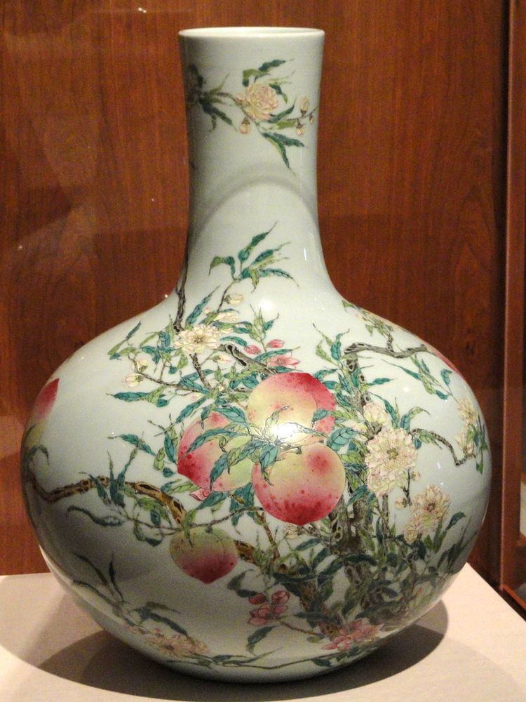 Vase with nine peach design