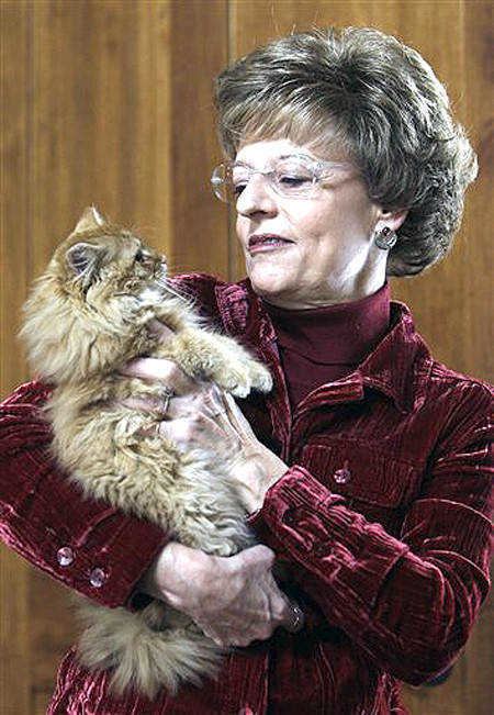 Vicki Myron Local News Dewey author gets new cat 123108 Spencer Daily