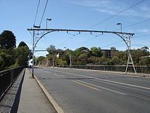 Victoria Bridge, Melbourne httpsuploadwikimediaorgwikipediacommonsthu
