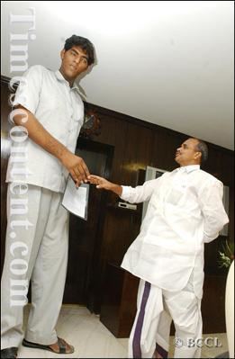 Vikas Uppal shaking hands with then Chief Minister of Andhra Pradesh Y. S. Rajasekhara Reddy, in New Delhi on June 10, 2005.