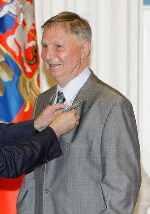 Viktor Tikhonov (ice hockey, born 1930)