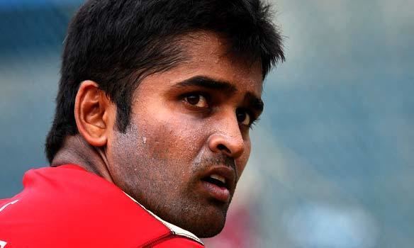 Vinay Kumar (Cricketer) playing cricket