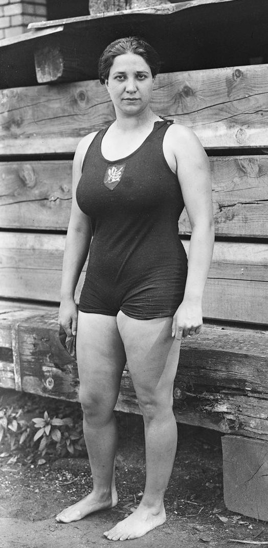 Violette Morris in 1920 wearing a bodysuit