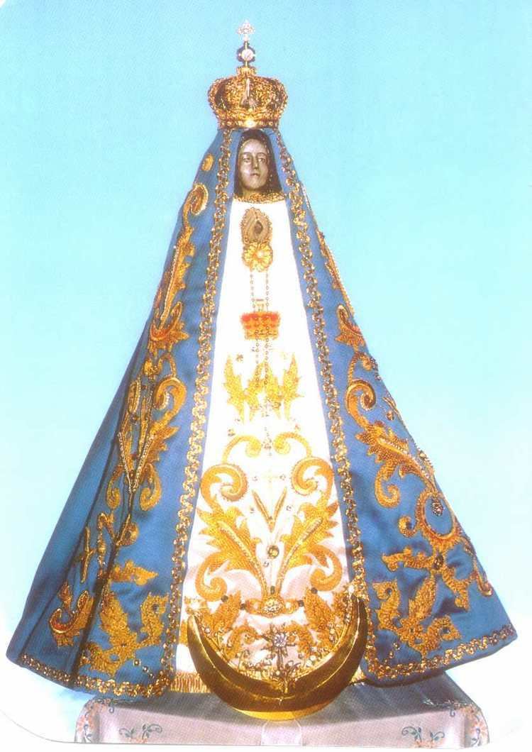 Statue of Virgen del Valle wearing a gold crown, a blue and gold veil, and a white and gold dress