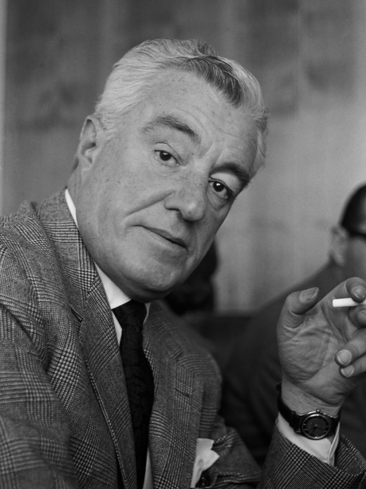 Vittorio De Sica httpsuploadwikimediaorgwikipediacommonsaa