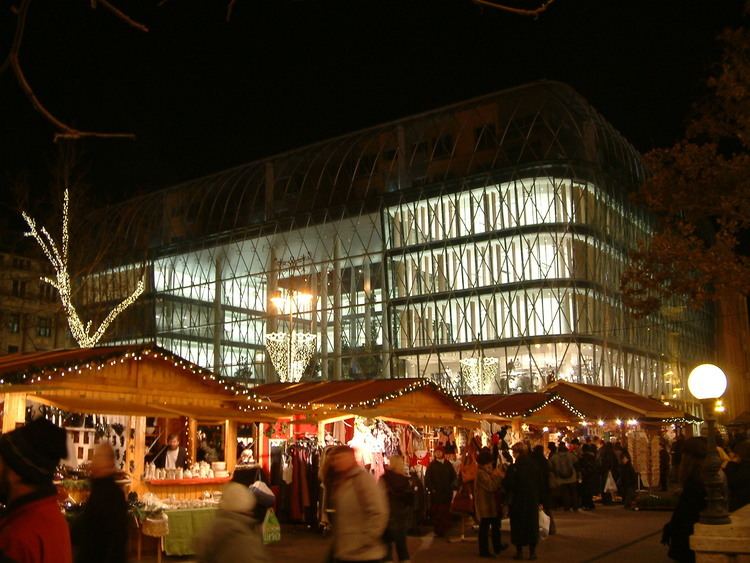 Vörösmarty tér FileChristmas market at Vrsmarty square BudapestJPG Wikimedia