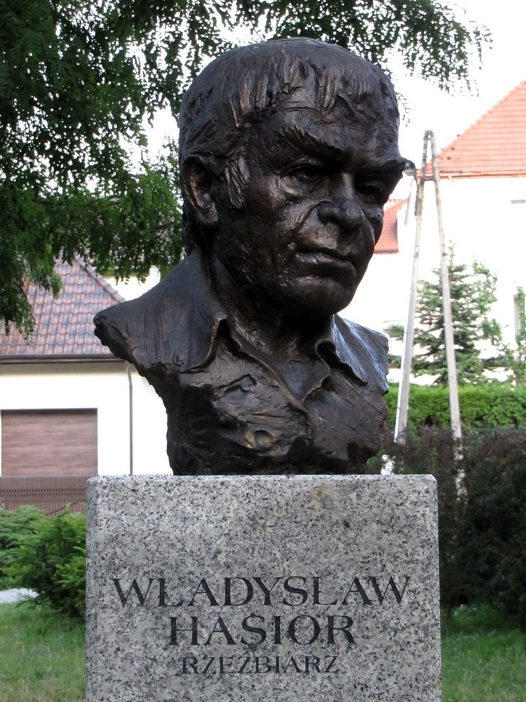 Władysław Hasior FilePopiersie Wadysaw Hasior ssj 20110627jpg Wikimedia Commons