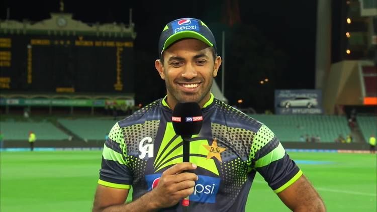 Australian skipper Michael Clarke salutes Pakistan bowler Wahab Riaz