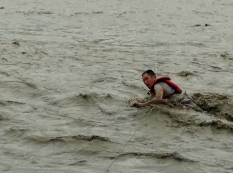 Wai Lu Kyaw Myanmar Actor Wai Lu Kyaw Helping Myanmar Flood Victims