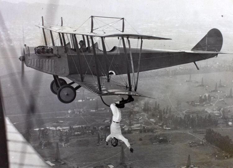 Wally Timm Amazing Photos of Wally Timm Performing As a WingWalker in 1920