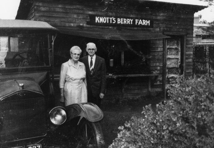 Walter Knott Walter Knott amp wife by original Berry Farm building