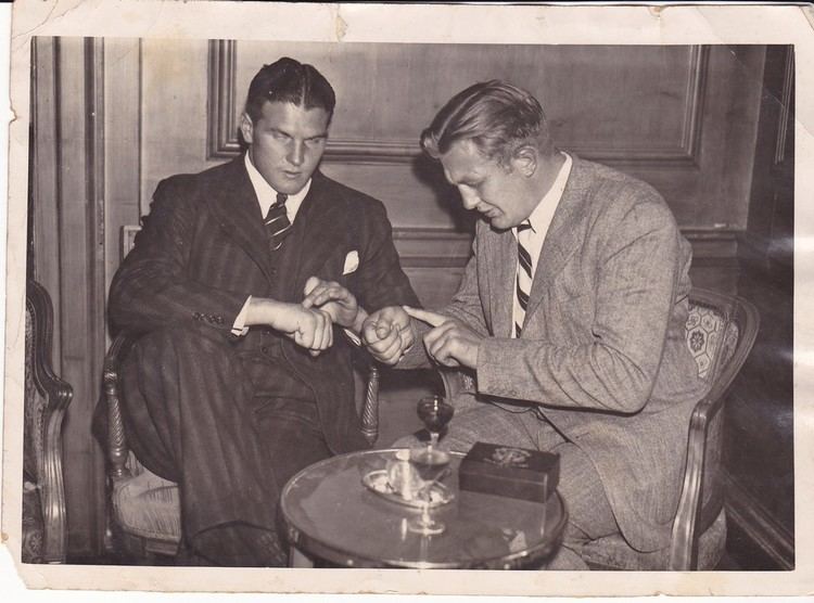 Walter Neusel BEN FOORD COMPARE HANDS WITH WALTER NEUSEL African Ring