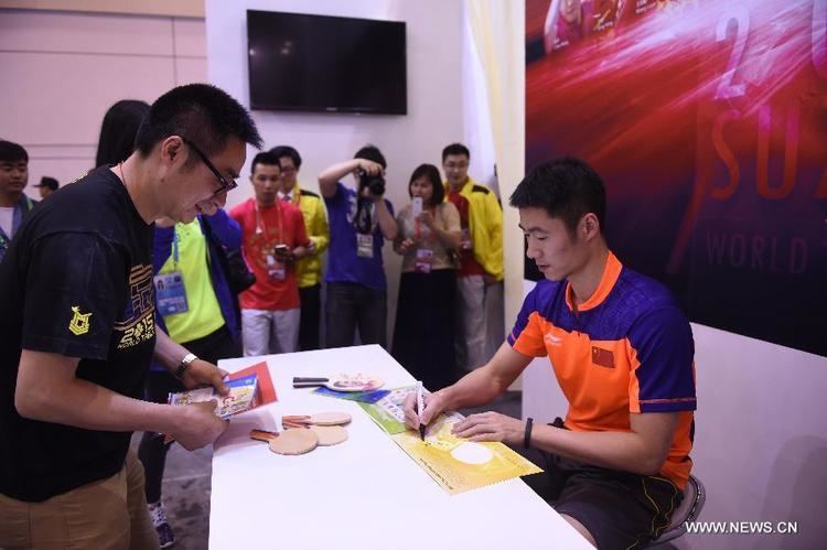 Wang Liqin Wang Liqin signs at tour exhibition of ITTF in Suzhou Xinhua