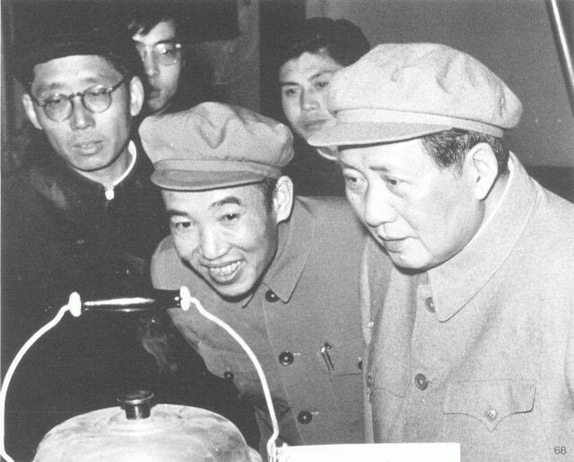 Wang Renzhong FileMao Zedong and Wang Renzhong on a methane exhibitionjpg