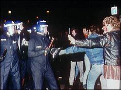 Wapping dispute BBC ON THIS DAY 15 1986 Printers and police clash in Wapping