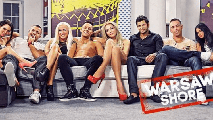 The cast of Warsaw Shore smiling all together while sitting on the couch