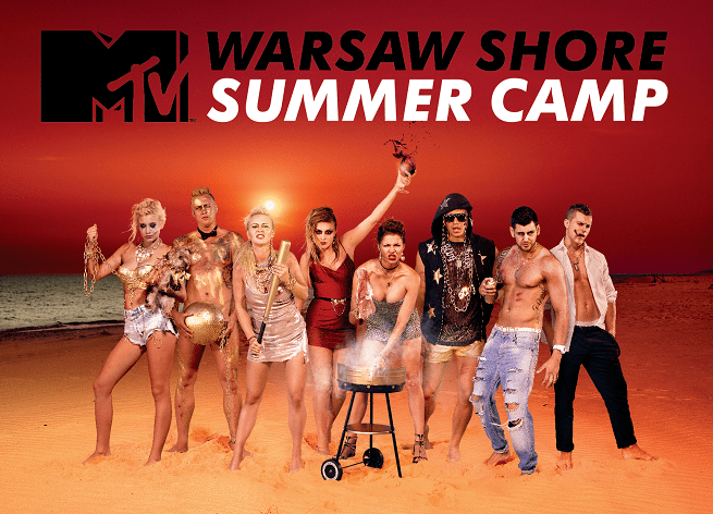 The cast of Warsaw Shore is on the beach while grilling some foods