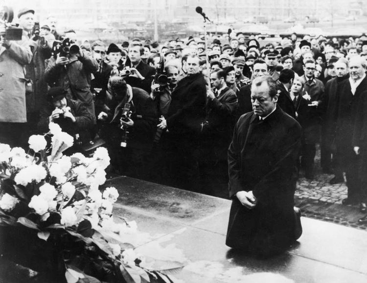 Warschauer Kniefall Warschauer Kniefall Willy Brandt falls to his knees 1970
