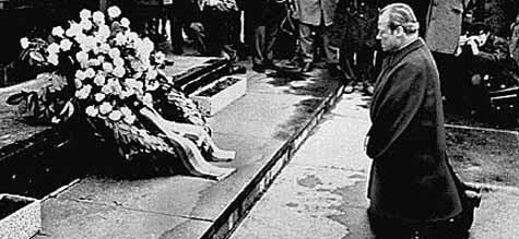 Warschauer Kniefall Neue Rundschau Am siebten Dezember 1970 Ein Kniefall macht