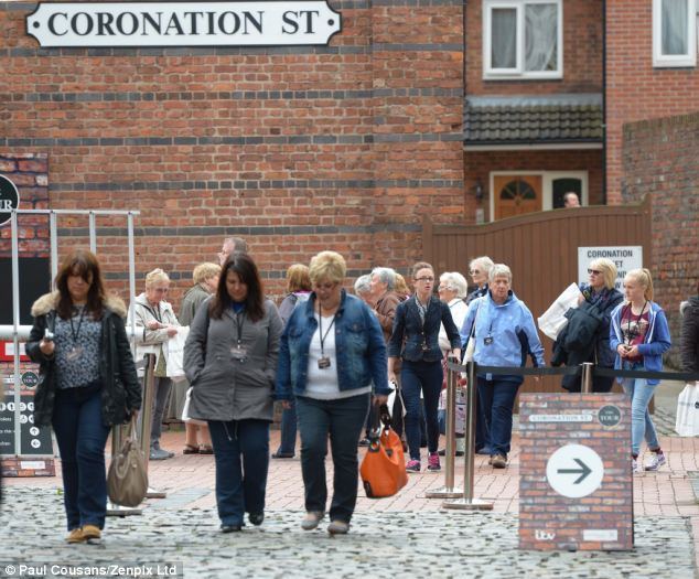 Weatherfield Coronation Street fans flock to Weatherfield set as ITV rake in 35k