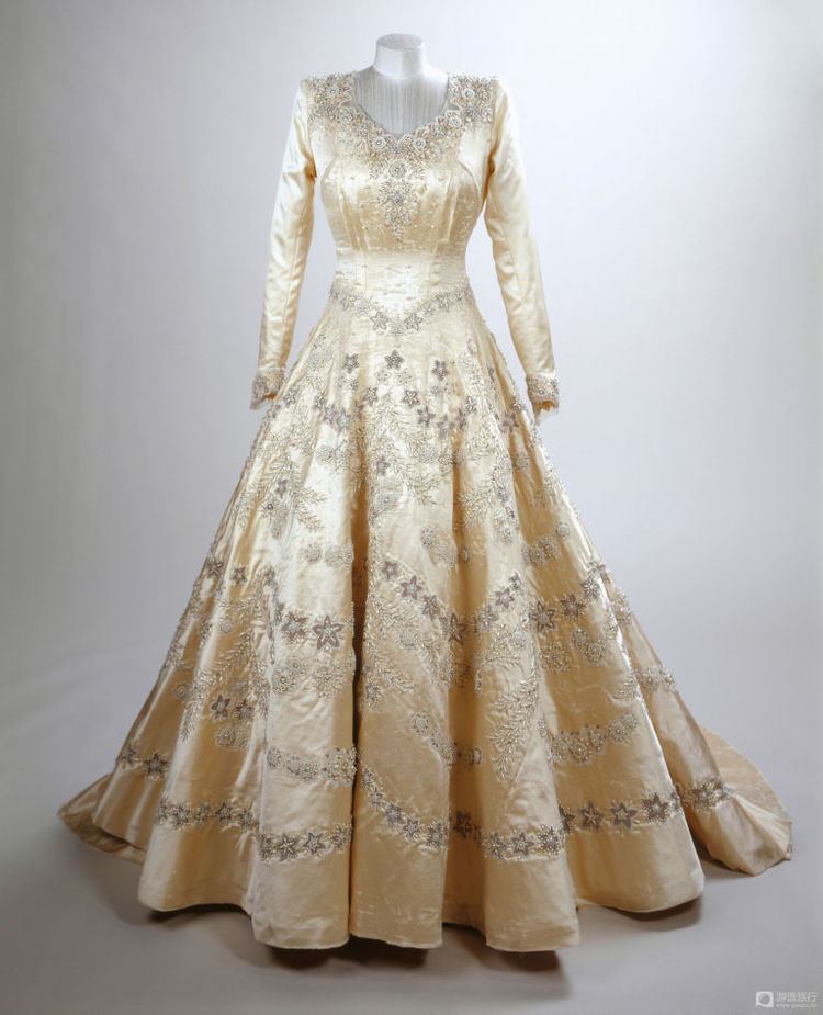 Wedding dress of Princess Elizabeth Queen Elizabeth Wedding Dress in The Crown This Is How Much the