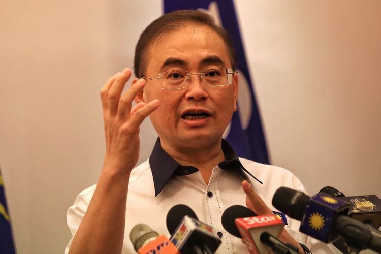 Wee Ka Siong Wee DAP mad for questioning MCA donations to Chinese schools