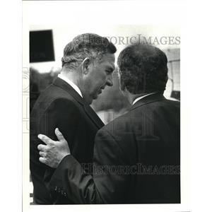 Weldon Mathis 1988 Press Photo Teamsters Weldon Mathis talks with Teamsters atty