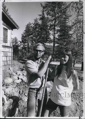 William DuBay 1969 Press Photo William Dubay With Wife Mary Ellen In Southern