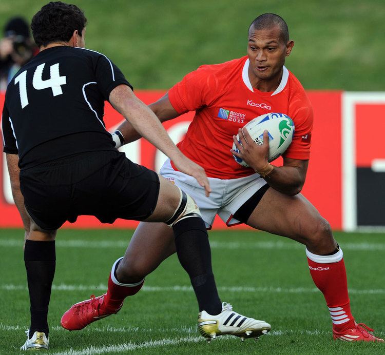 William Helu Tongas William Helu looks to wrongfoot Ciaran Hearn Rugby Union