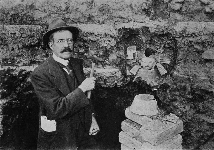 William Niven FileMEDI D159 Professor William Niven archeologist in Mexicojpg